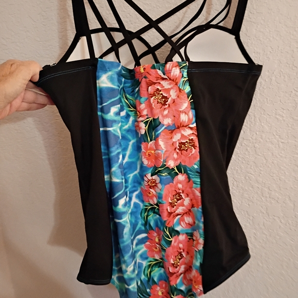 NEW Torrid Underwire UPF 40+ protection One Piece Swimsuit - Picture 6 of 8